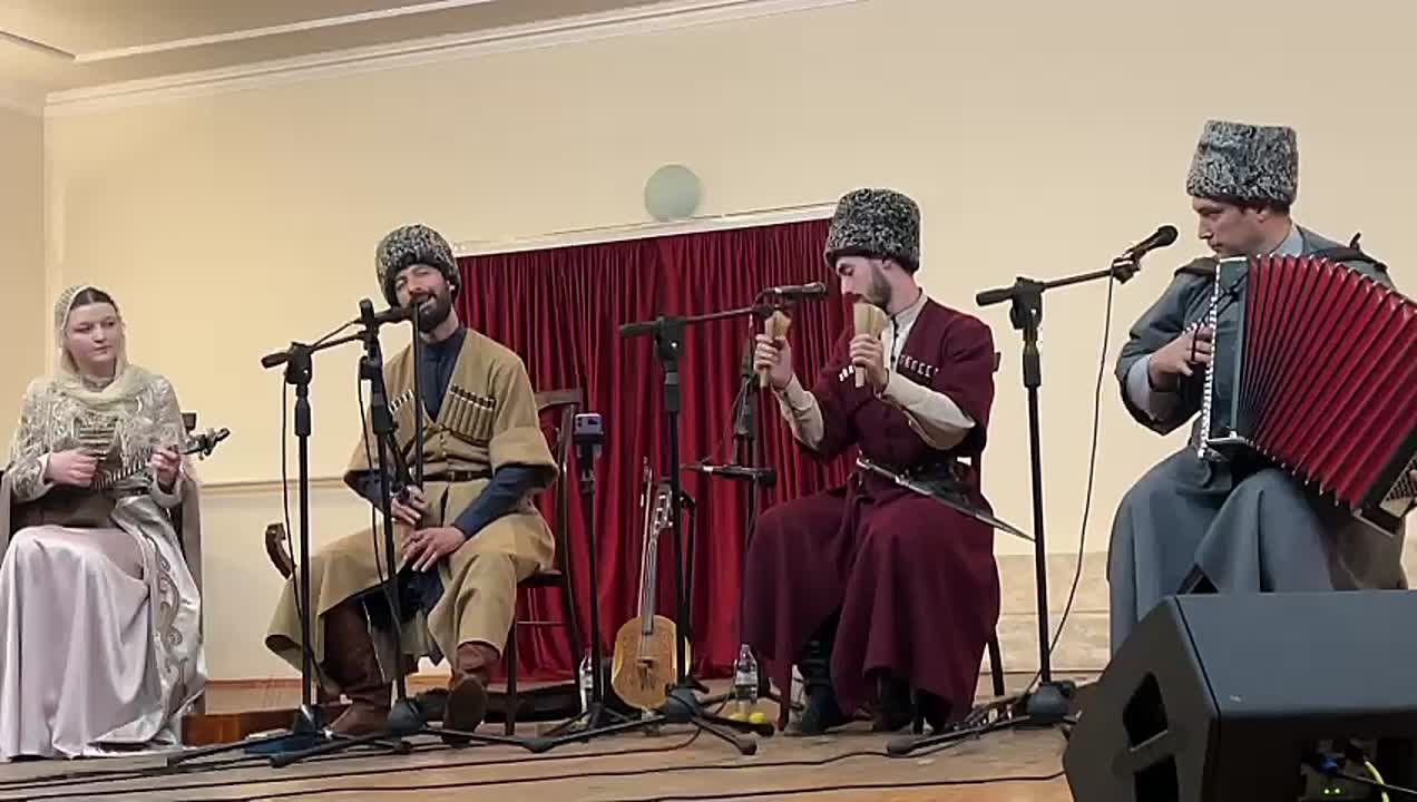 В Цхинвале выступает Ragon Bal — коллектив из Владикавказа, исполняющий традиционную осетинскую музыку