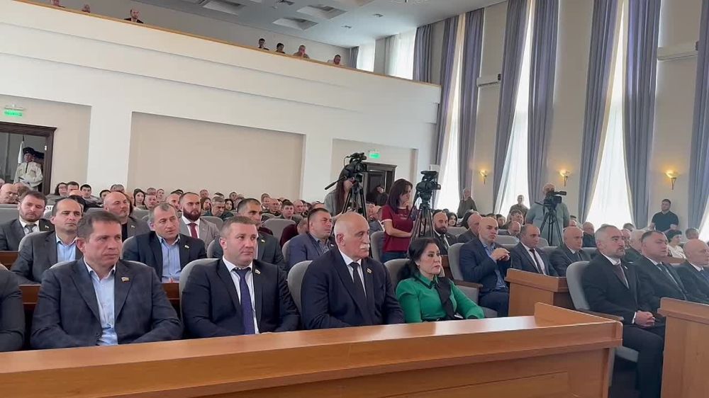 В Южной Осетии проходит торжественное собрание, посвящённое Дню принятия Акта о провозглашении Независимости