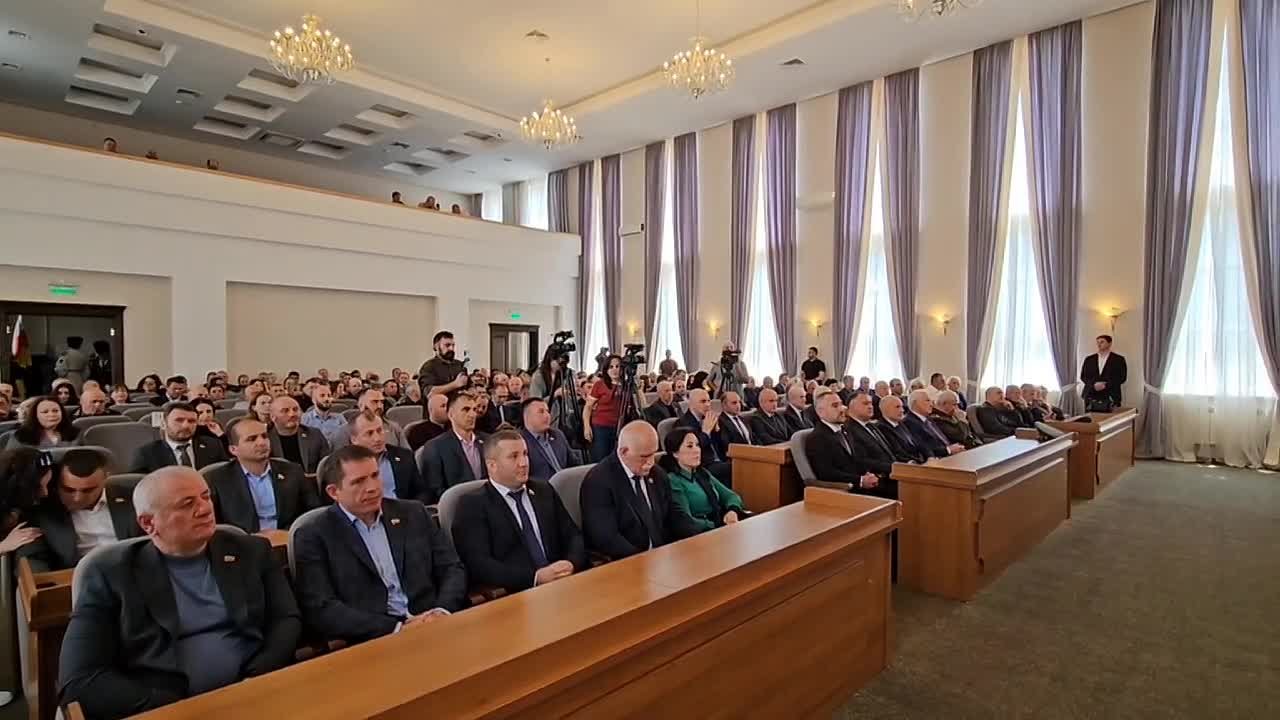 В Южной Осетии проходит торжественное собрание представителей общественности, посвященное Дню принятия Акта о провозглашении независимости
