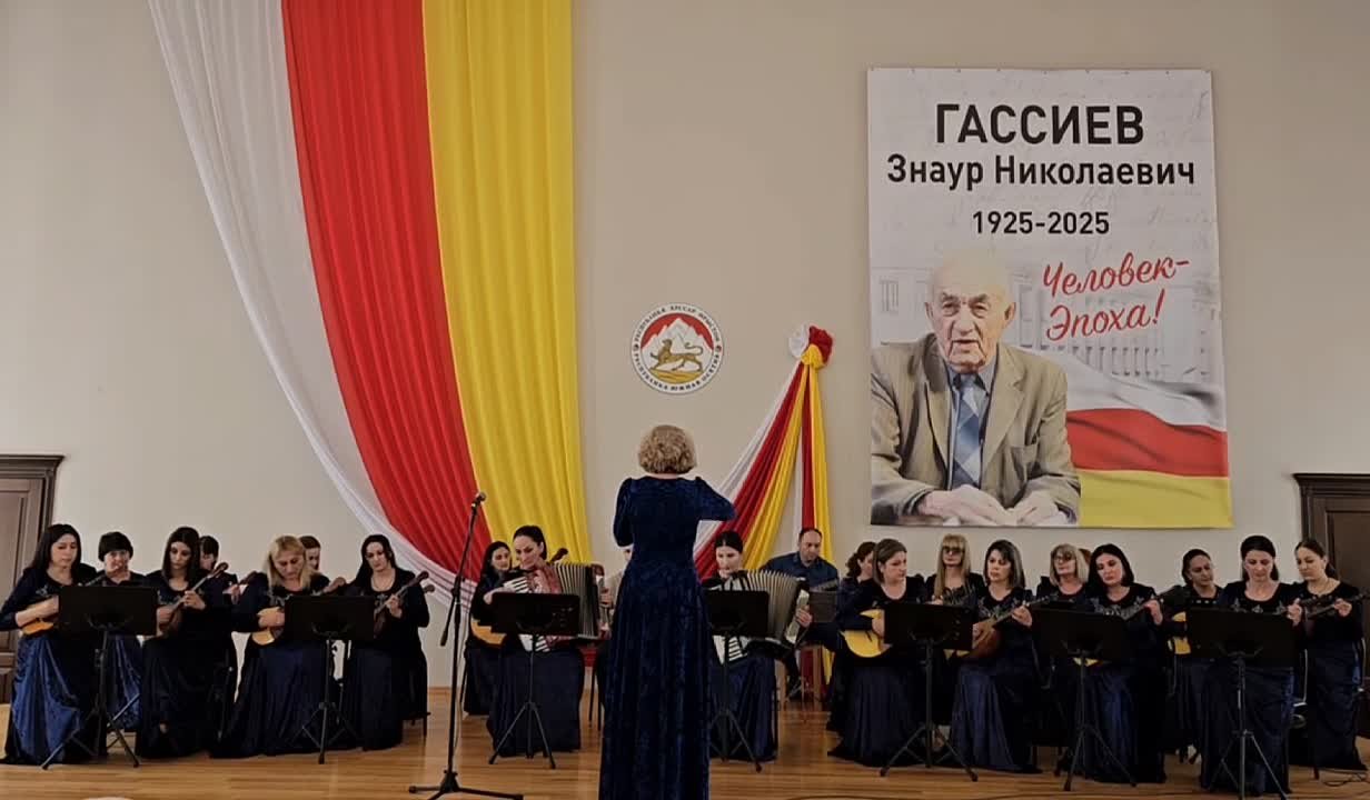 Торжественное собрание, посвященное Дню принятия Акта о провозглашении независимости Республики Южная Осетия, завершилось праздничным концертом