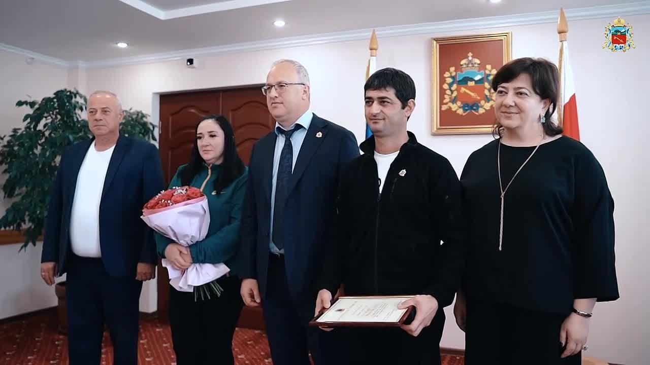 В администрации Владикавказа наградили участника специальной военной операции Роланда Догузова