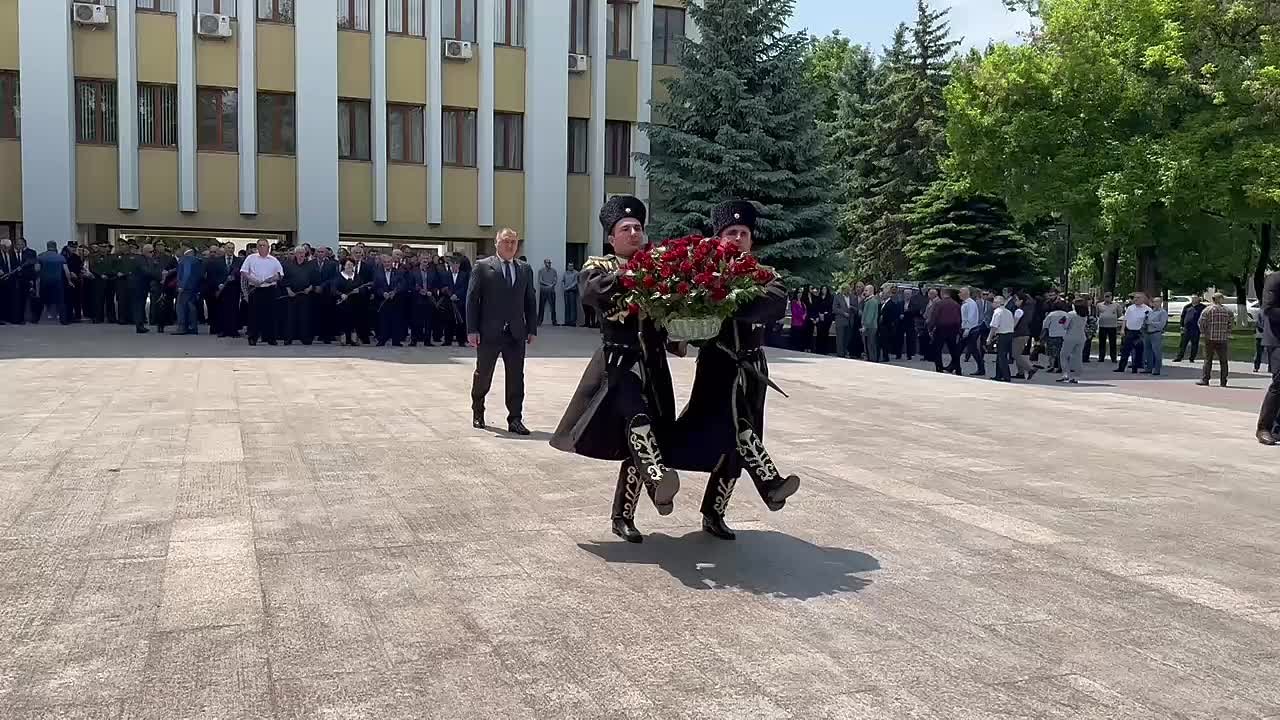 В Южной Осетии прошла церемония возложения цветов к бюсту Тореза Кулумбегова – первого руководителя республики