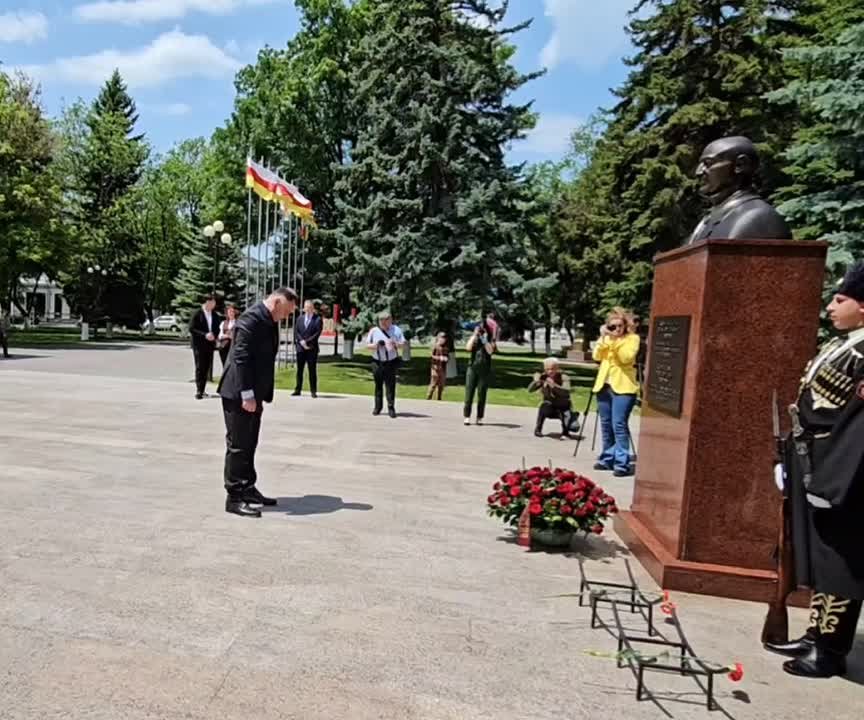 Президент Алан Гаглоев почтил память первого руководителя Южной Осетии