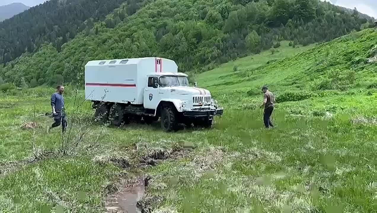 В с. Згъубир Дзауского района сотрудники поисково-спасательного отряда-2 села В. Рук оказали содействие водителю иномарки в буксировке транспортного средства