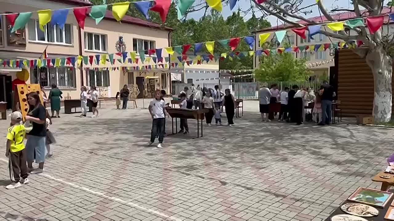 Праздник для детей проходит на площади перед Дворцом детского творчества в Цхинвале