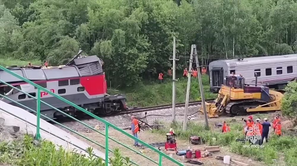 С места обрушения моста на поезд в Брянской области начали убирать вагоны, МЧС показало видео работ