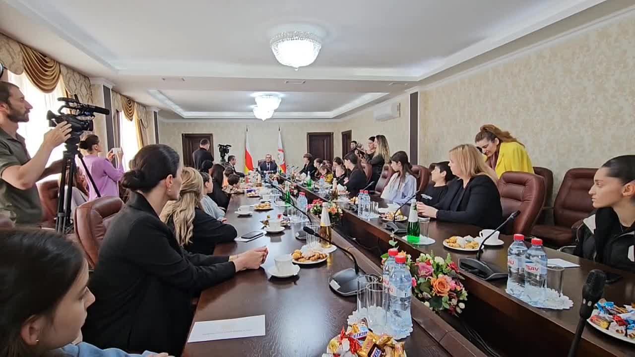 Глава Южной Осетии Алан Гаглоев встретился с детьми военнослужащих, погибших в ходе специальной военной операции