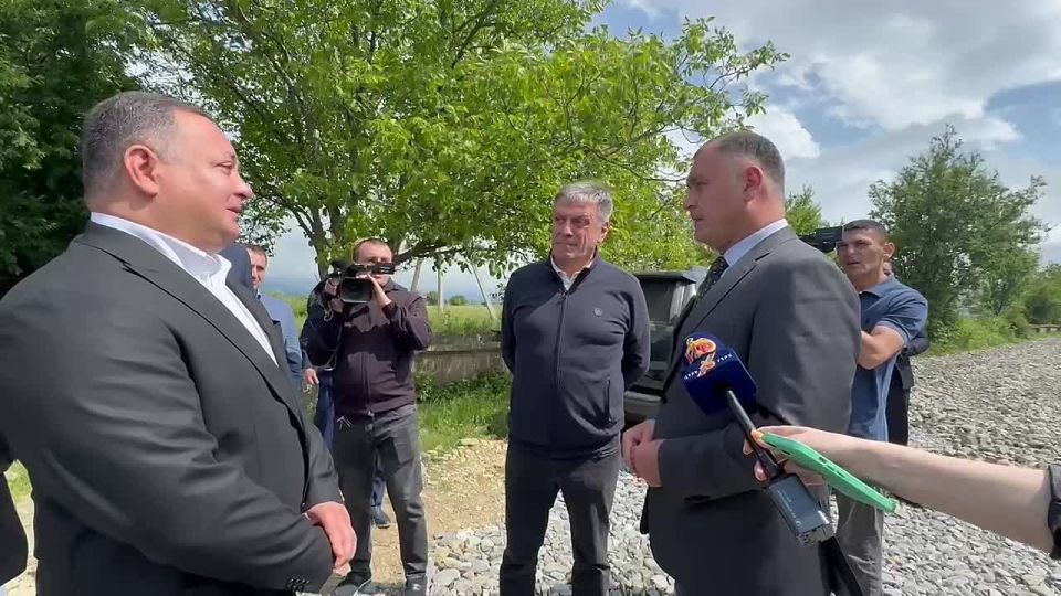 Президент республики Алан Гаглоев осмотрел ход строительства автодороги в яблоневый сад «Южный сад» в селе Хетагурово