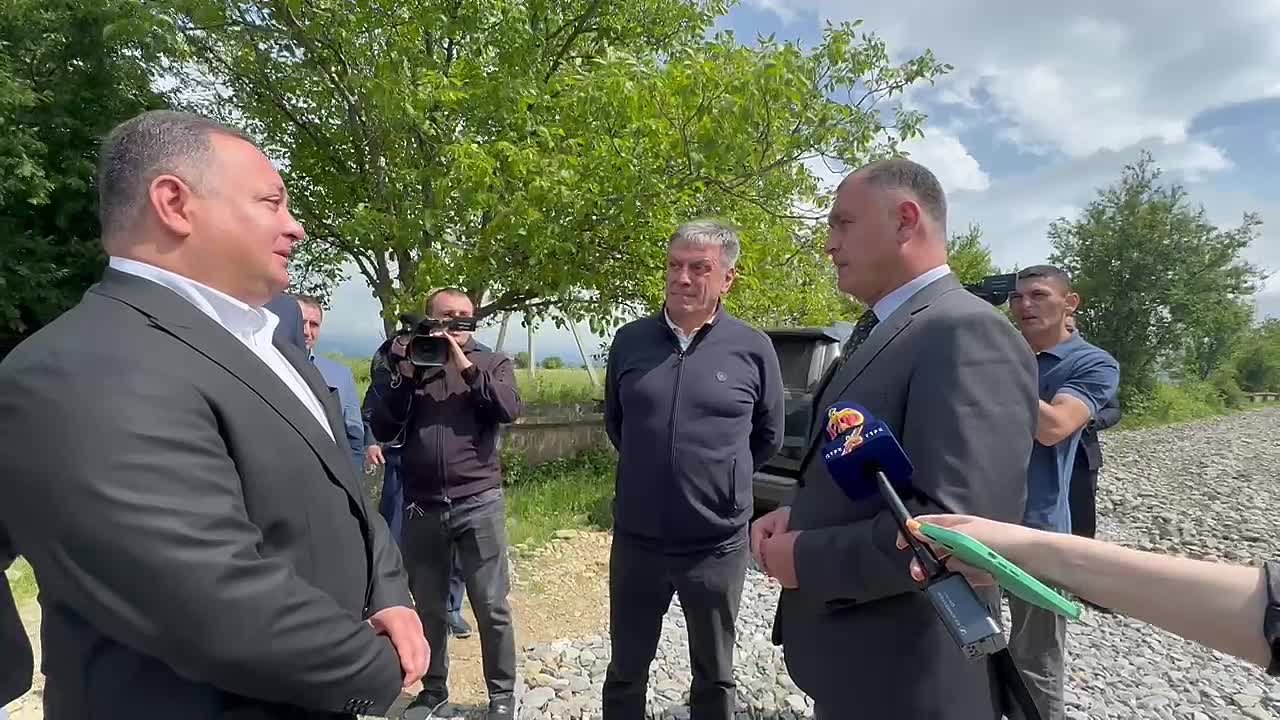 Президент республики Алан Гаглоев осмотрел ход строительства автодороги в яблоневый сад «Южный сад» в селе Хетагурово