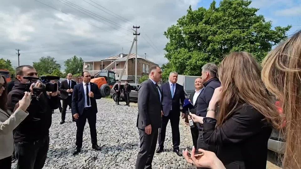 Президент Южной Осетии Алан Гаглоев проинспектировал ход строительства автодороги, ведущей в "Южный сад" с селе Хетагурово