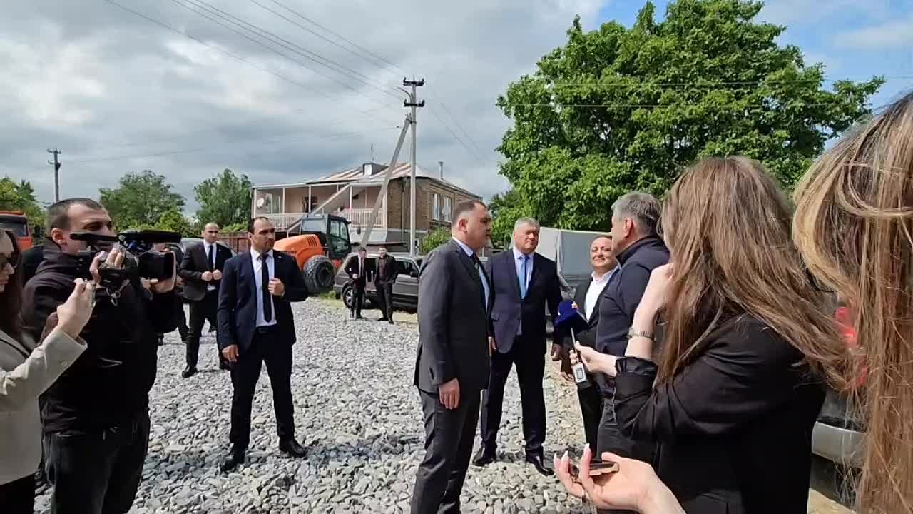 Президент Южной Осетии Алан Гаглоев проинспектировал ход строительства автодороги, ведущей в "Южный сад" с селе Хетагурово