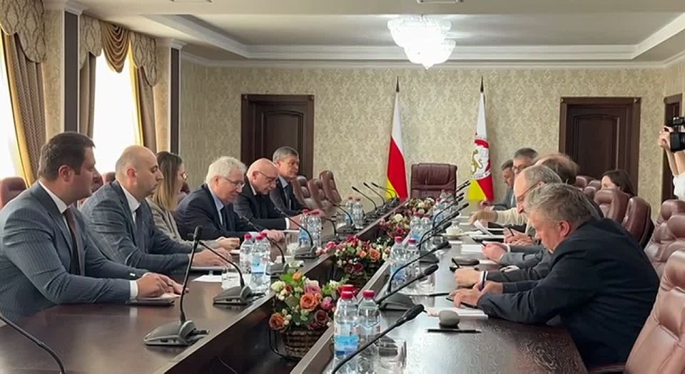 В Цхинвале проходит встреча сопредседателей Женевских дискуссий от ЕС, ООН и ОБСЕ с южноосетинскими коллегами