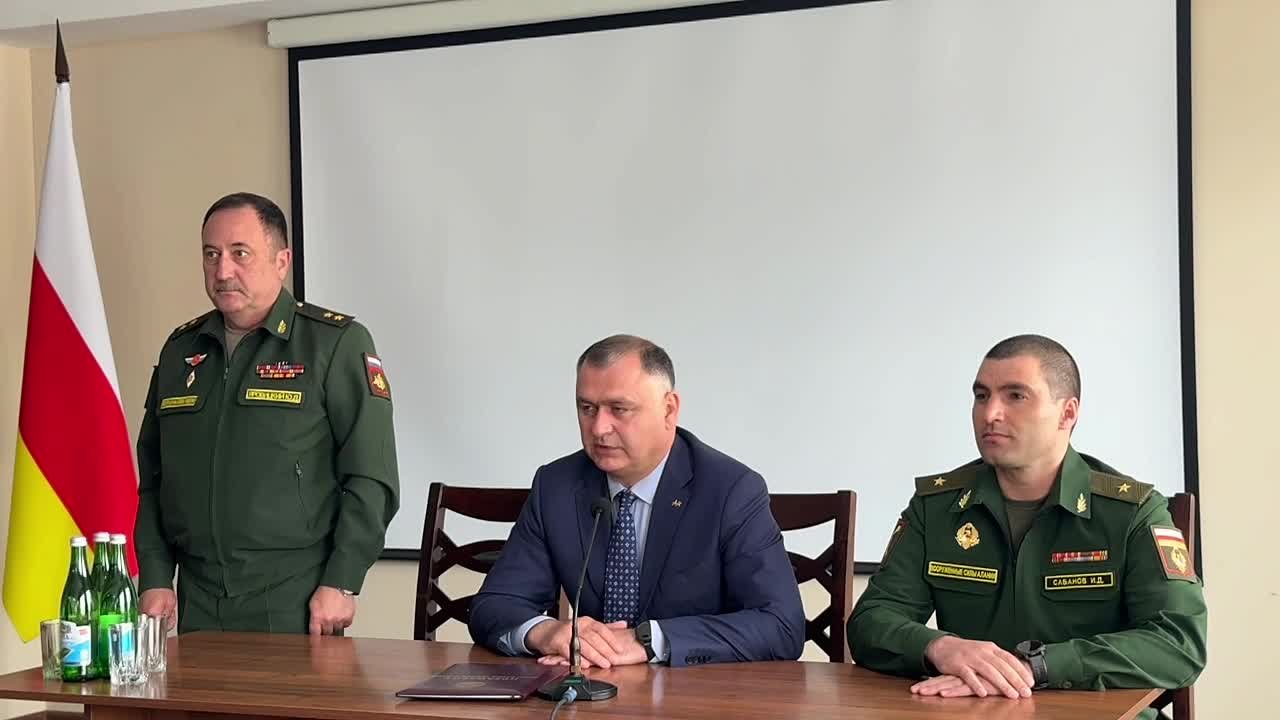 Президент Алан Гаглоев представил коллективу Министерства обороны нового министра