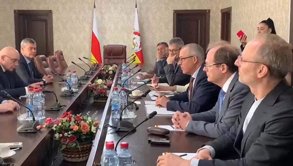 В Цхинвале проходит встреча сопредседателей Женевских дискуссий от ЕС, ООН и ОБСЕ с южноосетинскими коллегами