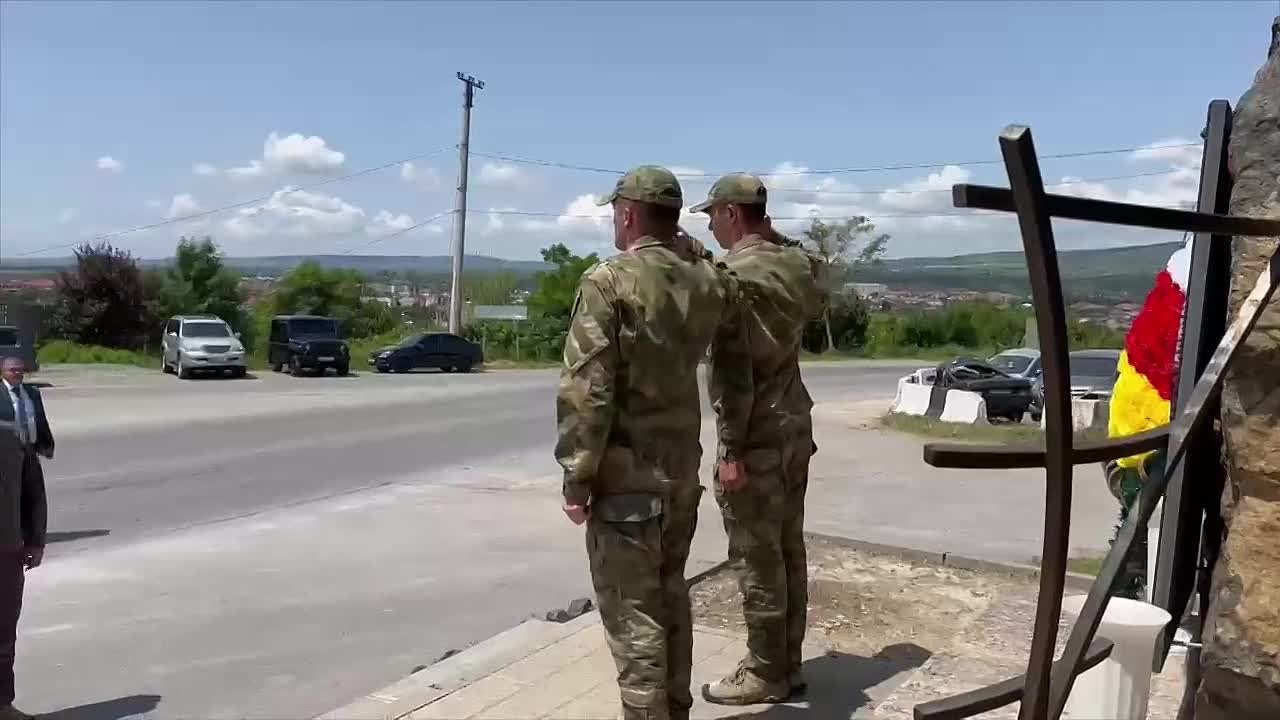 Президент Южной Осетии Алан Гаглоев, министр внутренних дел Алан Гучмазов, сотрудники ОМОН имени Вадима Газзаева почтили память бойцов, погибших при отражении грузинской агрессии