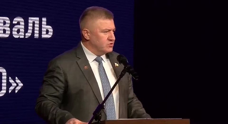 Вице-спикер парламента Южной Осетии, руководитель фракции КПРЮО Таймураз Тадтаев и глава комитета по национальной политике, культуре, религии и СМИ Руслан Хубежты принимают участие в XVIII Международном фестивале «Великое..