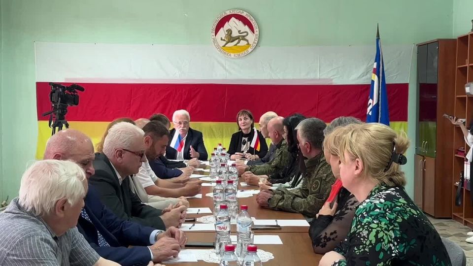 В Цхинвале проходит круглый стол "Россия и Южная Осетия – динамика укрепления дружбы и сотрудничества"