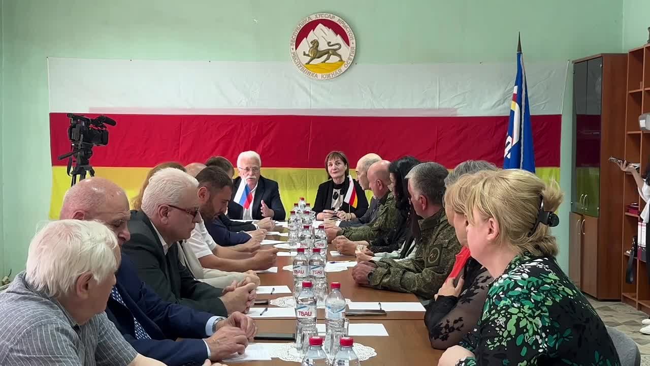 В Цхинвале проходит круглый стол "Россия и Южная Осетия – динамика укрепления дружбы и сотрудничества"