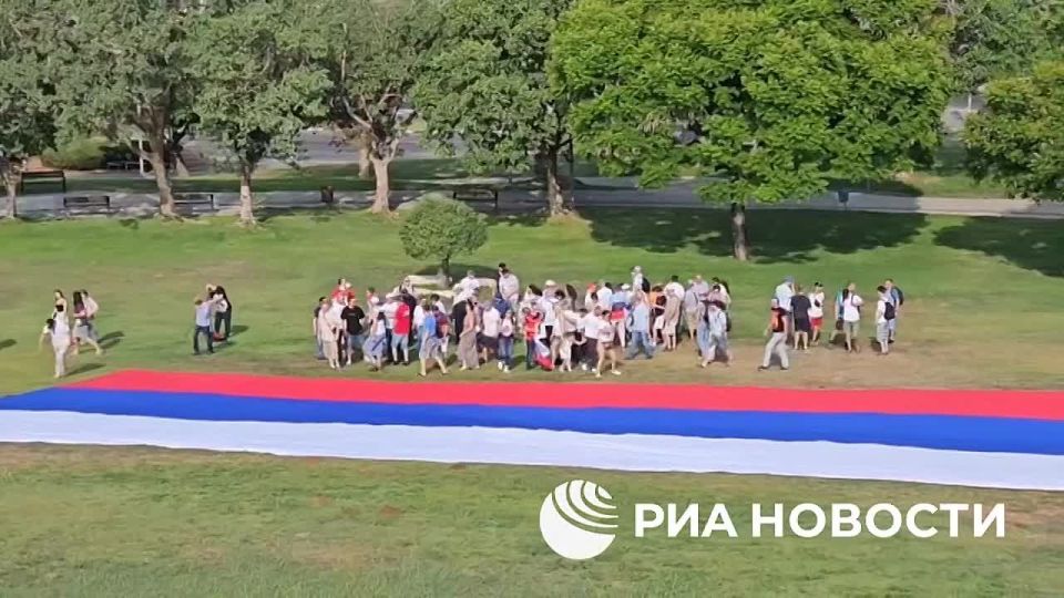 Российский флаг размером 600 квадратных метров развернули в Тель-Авиве в преддверии Дня России