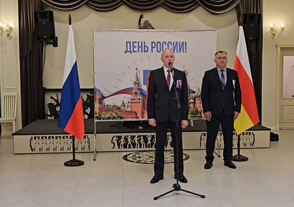 Мы празднуем большой праздник нашей большой, необъятной, любимой, красивой родины — России