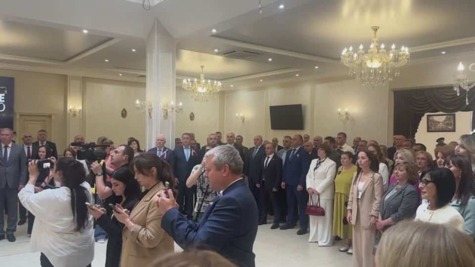 В столице Южной Осетии проходит официальный торжественный прием, организованный посольством Российской Федерации в Южной Осетии в честь празднования одного из важнейших государственных праздников Дня России – 12 июня