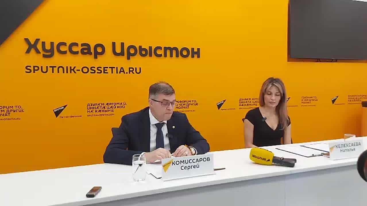 По инициативе Русского дома в Цхинвале в четверг перед зданием представительства пройдет церемония поднятия российского флага и вручения благодарностей наиболее активным гражданам Южной Осетии