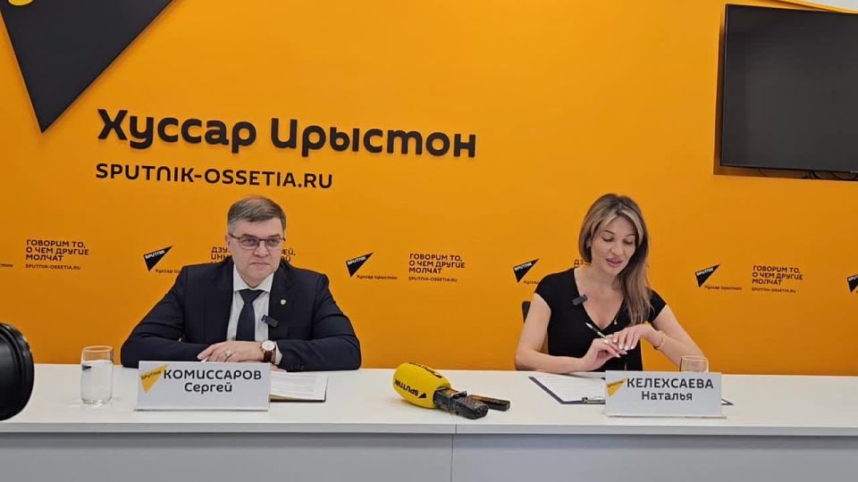 В пресс-центре Sputnik проходит пресс-конференция главы представительства Россотрудничества в РЮО Сергея Комиссарова в преддверии Дня России