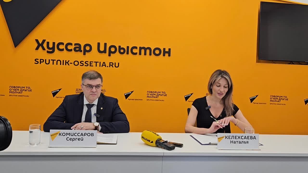 В пресс-центре Sputnik проходит пресс-конференция главы представительства Россотрудничества в РЮО Сергея Комиссарова в преддверии Дня России