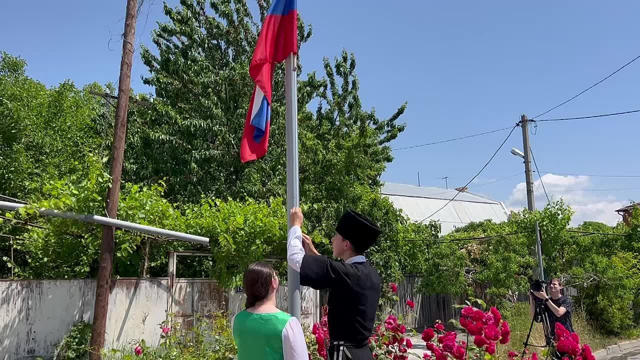 Перед Русским домом в Цхинвале состоялось торжественное поднятие флага России