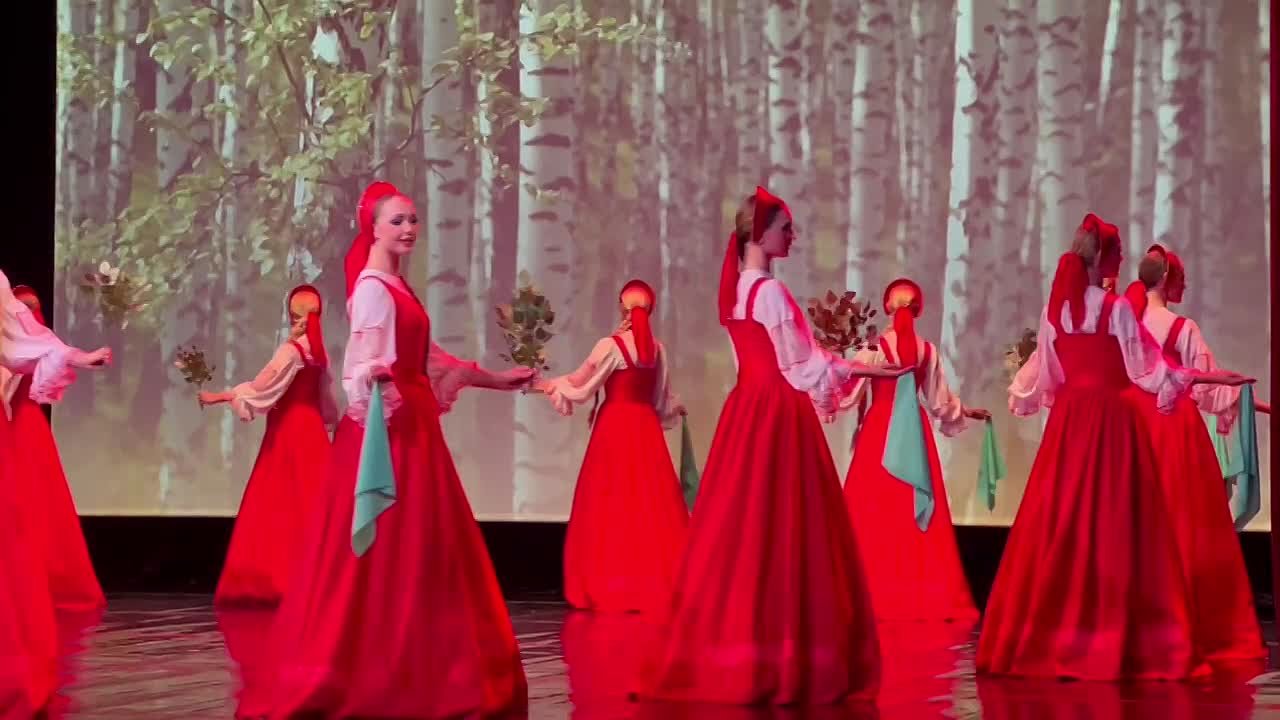 Знаменитый "плывущий шаг" ансамбля "Березка"