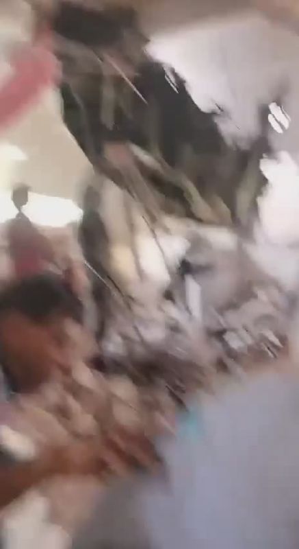 Самолет, потерпевший крушение в Индии, упал на крышу общежития для врачей, пишут местные СМИ