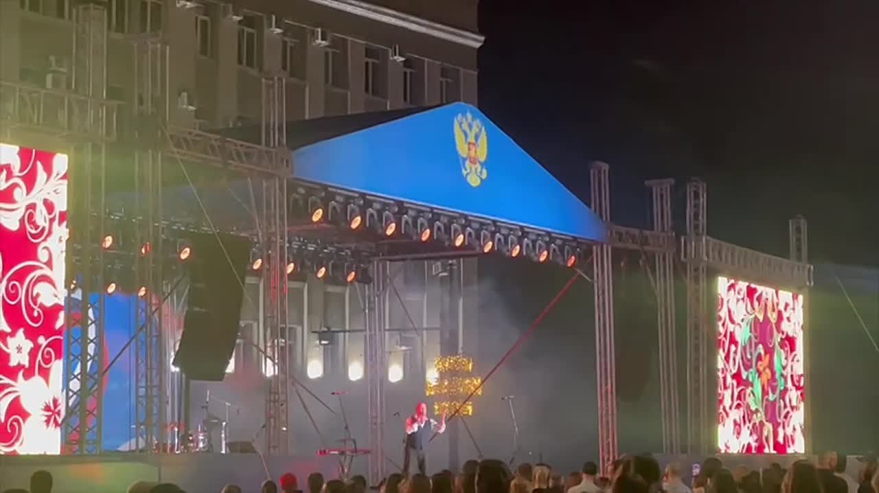 На площади Свободы во Владикавказе начался праздничный концерт, приуроченный ко Дню России