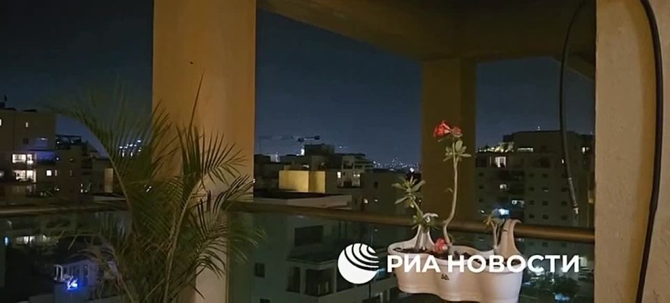 Иран запустил в сторону Израиля "сотни баллистических ракет", сообщает иранское госагентство IRNA