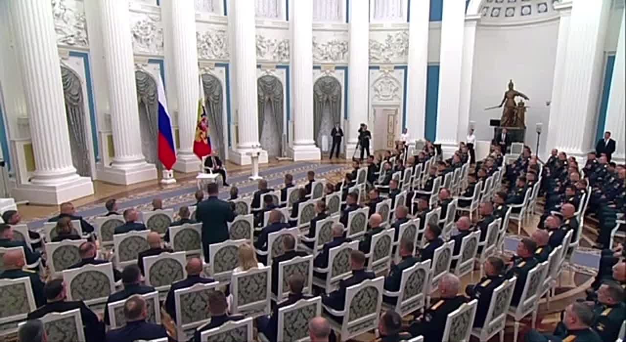 Герой России и министр труда и социального развития Северной Осетии Юрий Абаев встретился с президентом Владимиром Путиным в рамках его встречи с участниками программы "Время героев"