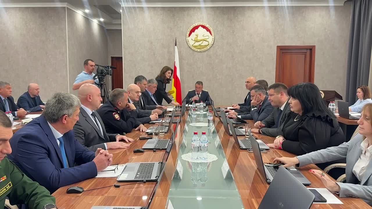 Премьер-министр Константин Джуссоев представил Кабмину двух новых членов правительства: главу МВД Эрислава Мамиева и главу Минсельхоза Вахтанга Мамитова