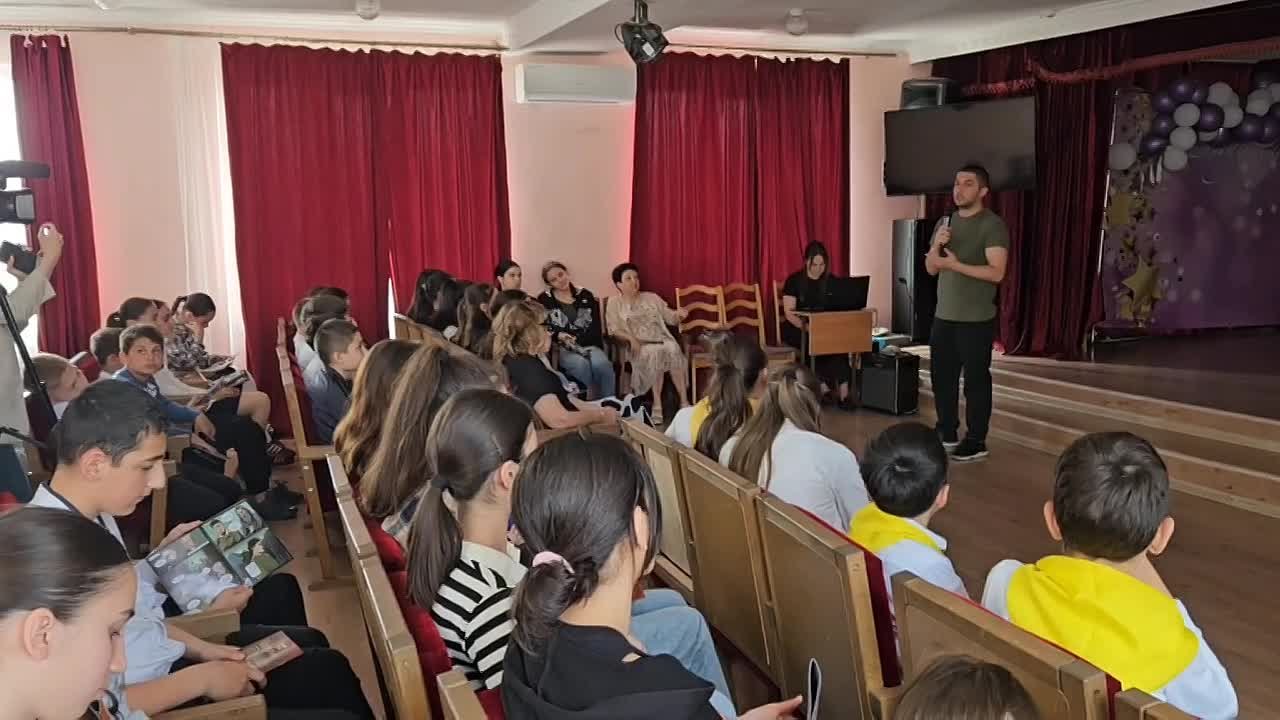 В Цхинвальской школе № 12 проходит презентация комикса "Потомок Нартов"