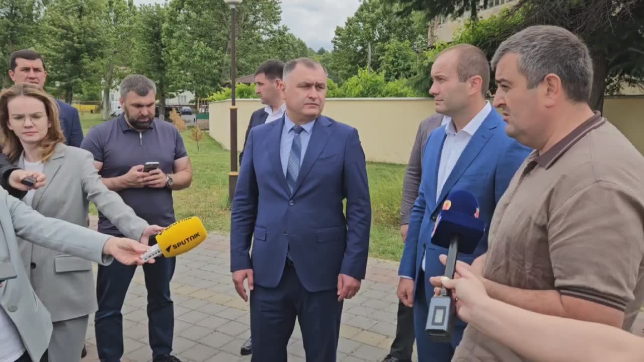 Президент Южной Осетии Алан Гаглоев проинспектировал ход работ по благоустройству пруда в городском парке Цхинвала