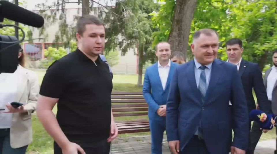 Президент Южной Осетии пополнил фонд уличной библиотеки