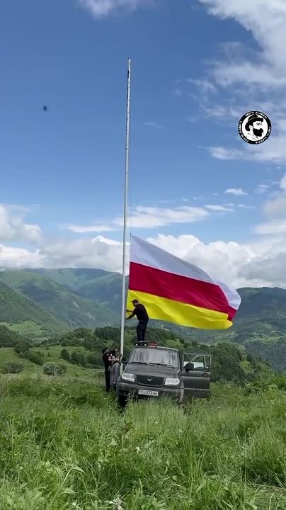 В горах Южной Осетии подняли пятиметровый флаг Алании