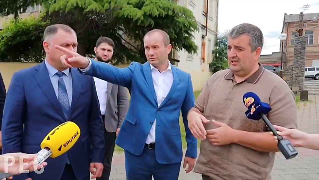 Президент Алан Гаглоев проинспектировал обновлённый парк им. Валерия Хубулова, подарил библиотеке книги "Нарты кадджыт" и поздравил юных футболистов «Барсаланы» с победой на Кубке России