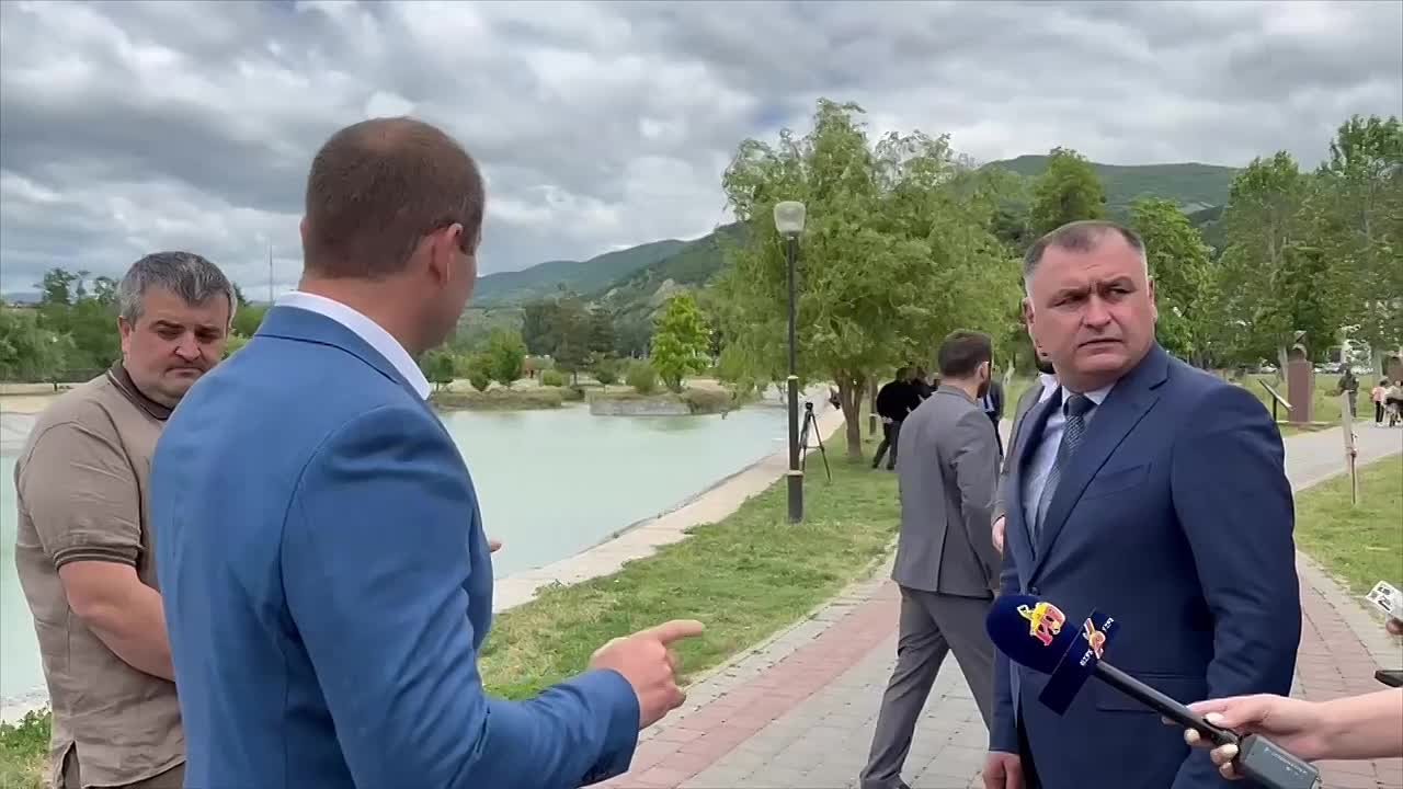Президент Южной Осетии Алан Гаглоев проинспектировал парк имени Валерия Хубулова, где проходила реконструкция пруда