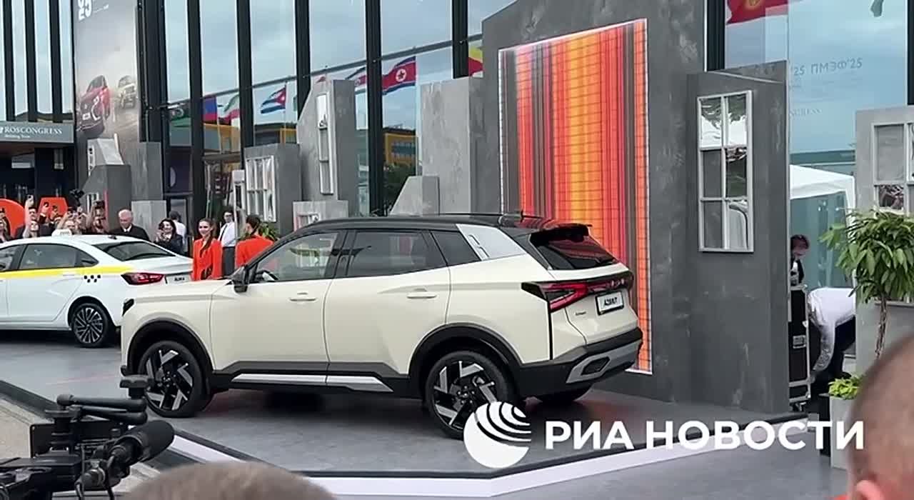 "АвтоВАЗ" представил на ПМЭФ новый кроссовер под названием Lada Azimut, передает корреспондент РИА Новости