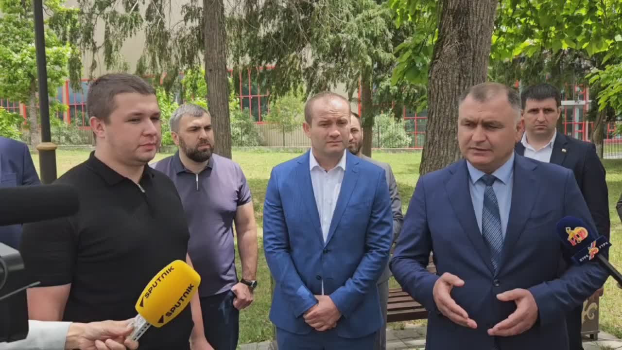 В ходе инспекционного визита в Большой парк Цхинвала президент Алан Гаглоев сделал приятный подарок любителям чтения