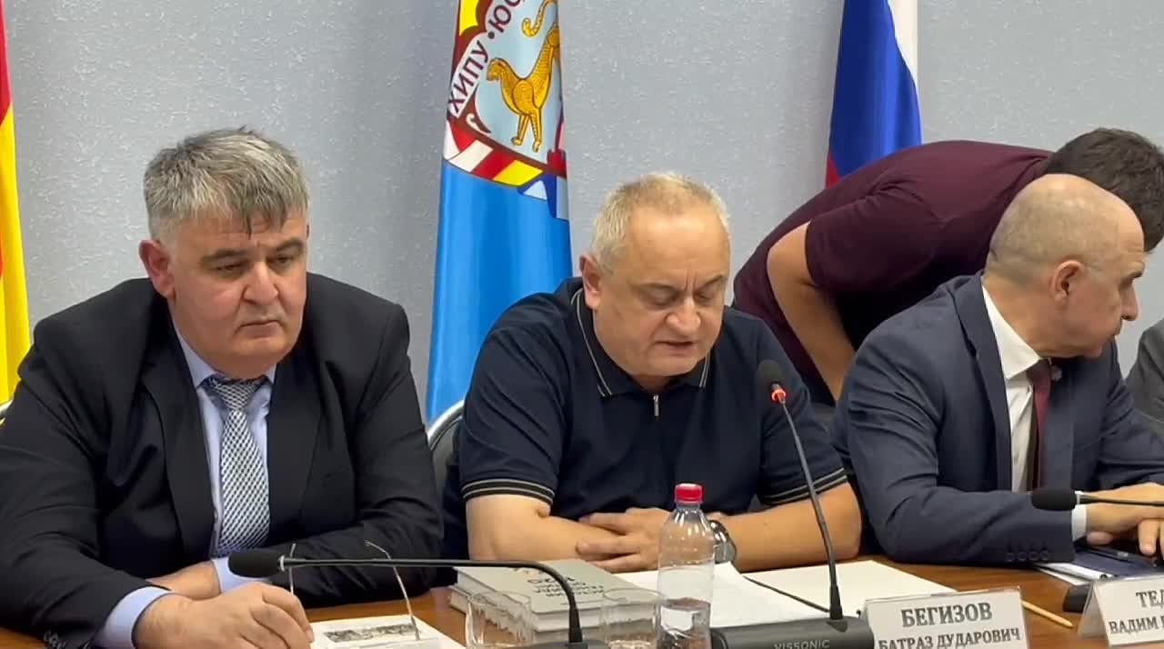 Приветственный адрес от имени главы государства Алана Гаглоева зачитал госсоветник президента республики Батраз Бегизов