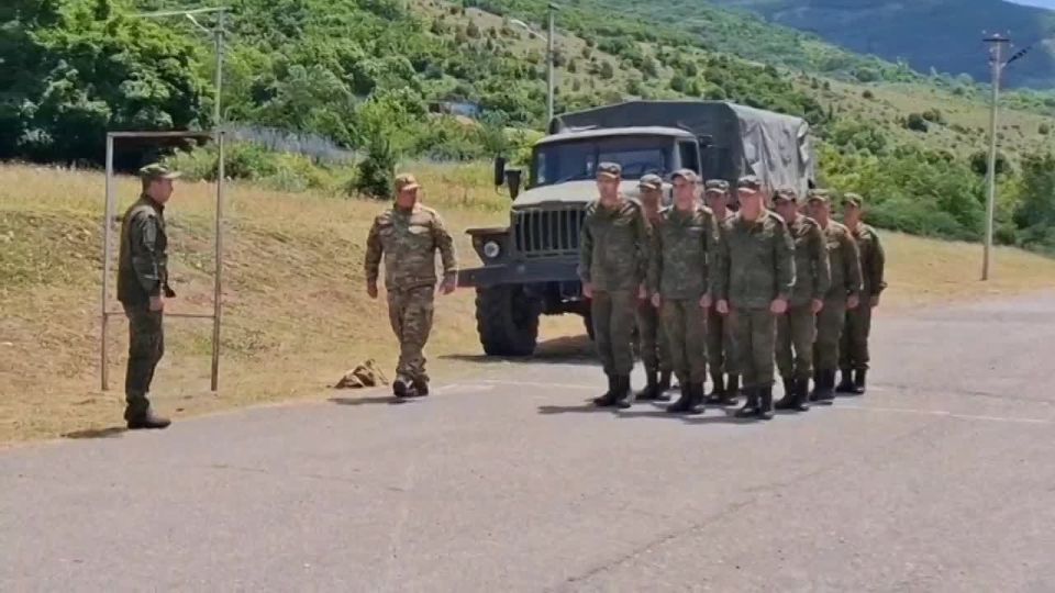 В учебном центре Минобороны Южной Осетии новобранцы проходят теоретическую и практическую подготовку