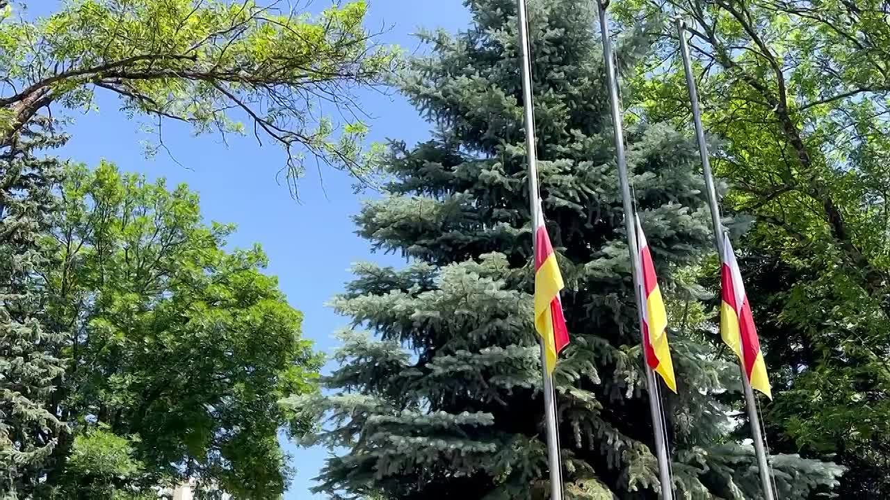 Государственные флаги Южной Осетии приспущены по всей республике в знак памяти по жертвам геноцида