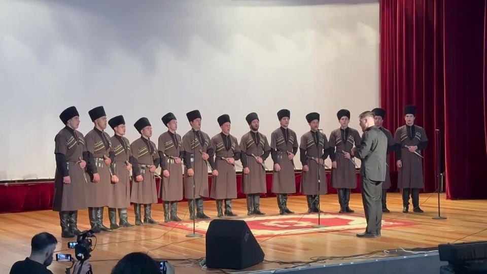 Памятное собрание по случаю 105-й годовщины геноцида осетинского народа завершилось исполнением государственного хора при президенте Южной Осетии