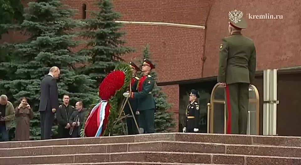 Путин возложил венок к Могиле Неизвестного Солдата в 84-годовщину начала Великой Отечественной войны, сообщает Кремль