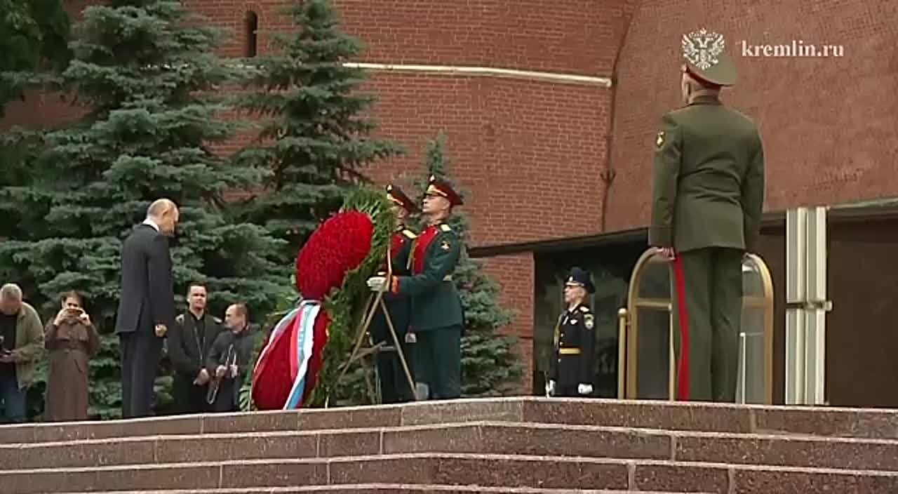 Путин возложил венок к Могиле Неизвестного Солдата в 84-годовщину начала Великой Отечественной войны, сообщает Кремль