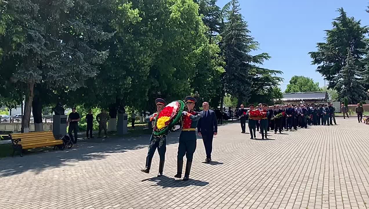 На Аллее Славы в Цхинвале проходит церемония возложения гирлянды Памяти и Славы, цветов и венков к Вечному огню